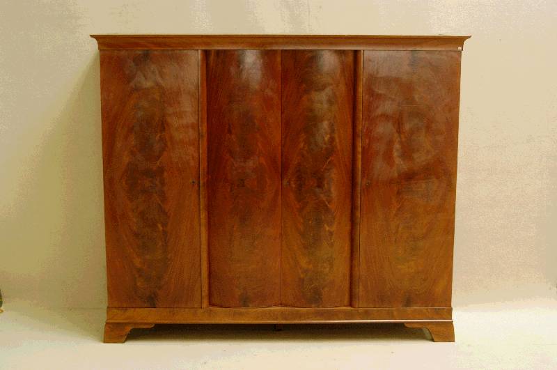 Gaderobenschrank, wohl deutsch, um 1920, ArtDeco, Korpus Weichholz, Mahagonifurnier gespiegelt, strenge FÜße, 4-tÜrig, davon 2 gebogen, innen ...
