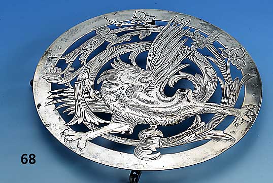 Tortenplatte, CHRISTOFFLE um 1900, Metall versilbert, Greifvogeldarstellung mit Durchbrucharbeit, auf 4 Rollen, D ca. 30.5 cm
