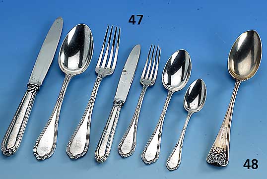 57-teiliges Besteck, Frankreich Paris um 1900, 950er Silber, best. aus: 6 Menuemesser (Klingen Stahl, Griffe gefÜllt), 12 Menue- gabeln, 12 ...