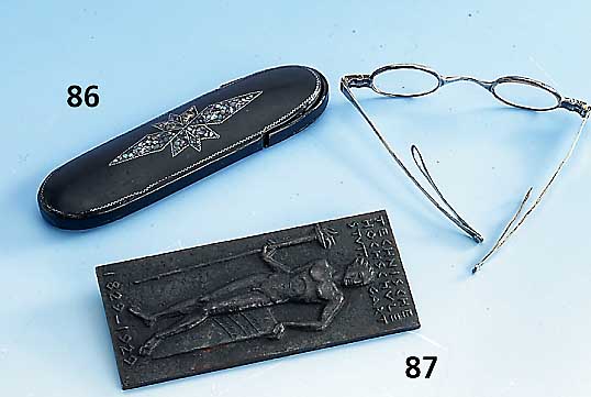 Brille, Niederlande um 1830, Silber, gepr., KlappbÜgel m. Etui aus Lack mit Perlmutt- und Silberdrahteinlagen um 1840/50, sammelwÜrdig, museal, ...