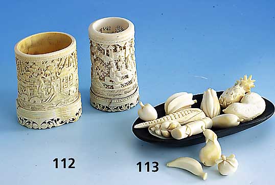 12 vollplastische FrÜchte aus Elfenbein, England um 1910/20, in Makasar-Schale, L ca. 19 cm, ausgefallen, dekorativ