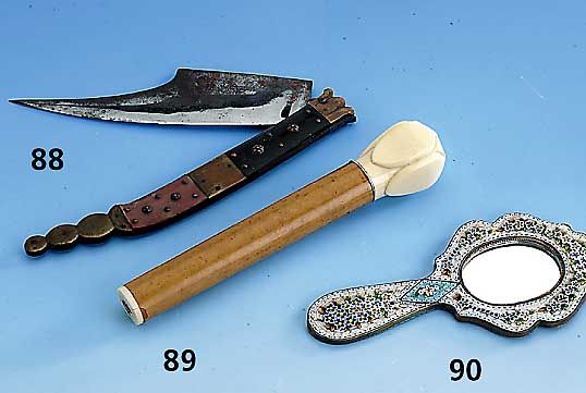Klappmesser, Spanien um 1900, Messing, Horn und Perlmutt, z.T. gelackt, korrodiert, gemarkt: Enalbacett, L ca. 22 cm, altersbed. Gebr.-Sp.