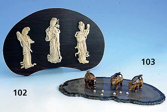 Ziertafel, China um 1930/40, Holztafel mit 3 aufgel. Elfenbein-Kultur- bringern, ausgefallen, ca. 17 x 28 cm