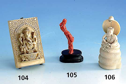Korallenskulptur "Guan Yin", vollplastisch geschnitzt, Koralle von guter Farbe, auf Holzsockel, L. ca. 10 cm