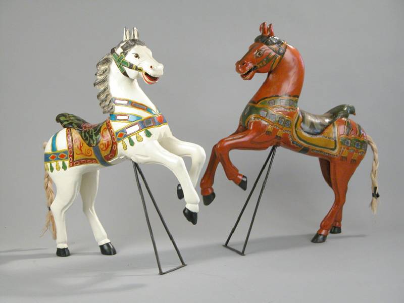 Karusellpferd, ca. 70/80er Jahre, Teakholz massiv, in den 90er Jahren rest. und neu bemalt, mit SpiegeleinsÄtzen, H. 58 cm, L. 66 cm