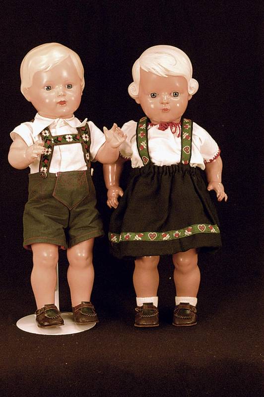 SchildkrÖt PuppenpÄrchen, Hans und Inge (?), Anfang 50er Jahre, gemarkt, beide in Trachtenkleidung, modellierte Haare, blaue Glasaugen, dazu ...