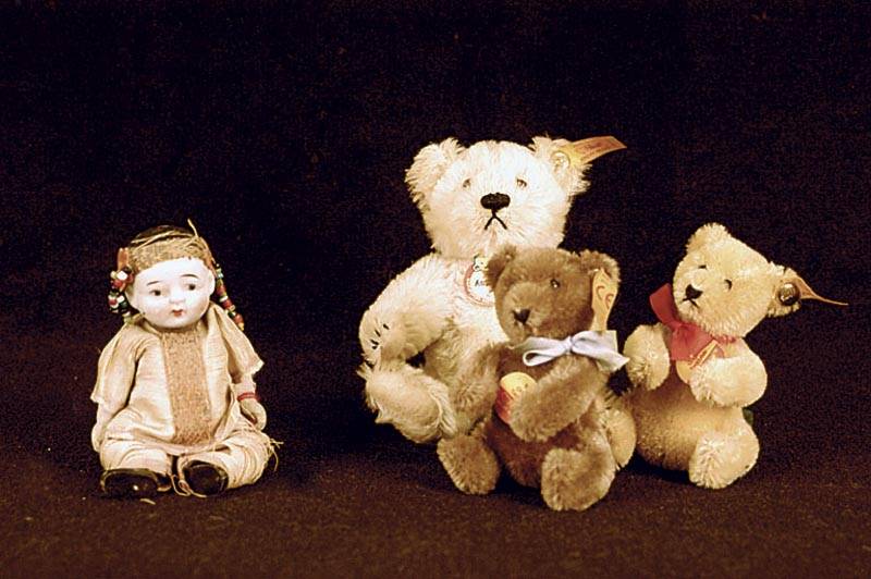 Ganzporzellangliederpuppe, Japan, um 1900, fÜr den europÄischen Markt gemacht, orig. Kleidung, altersbed. stÄrker bespielt, berieben, selten, ...