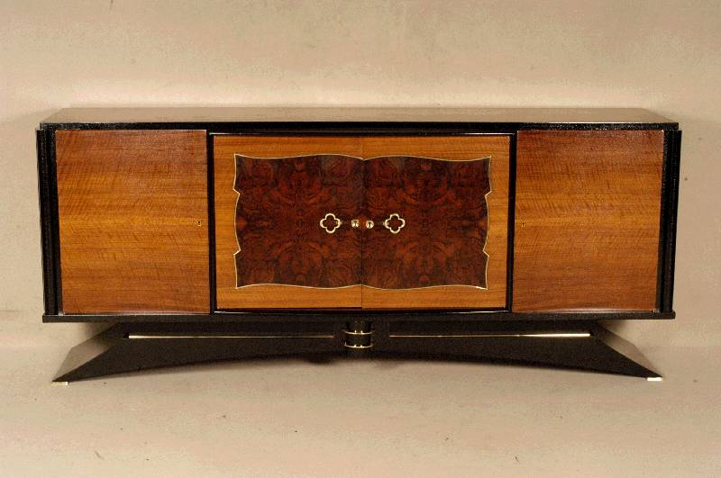 ArtDeco-Sideboard, Paris, um 1935, in kaukasischem Nußbaum in gespiegeltem Bild furniert und teilweise ebonisiert, elegant geschwungener Korpus, ...