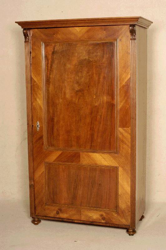 Kleiderschrank, wohl deutsch, um 1890, Nußbaum- und Wurzelnußfurnier, eintÜrig, Gebrauchsspuren, ca. 175x104x52 cm