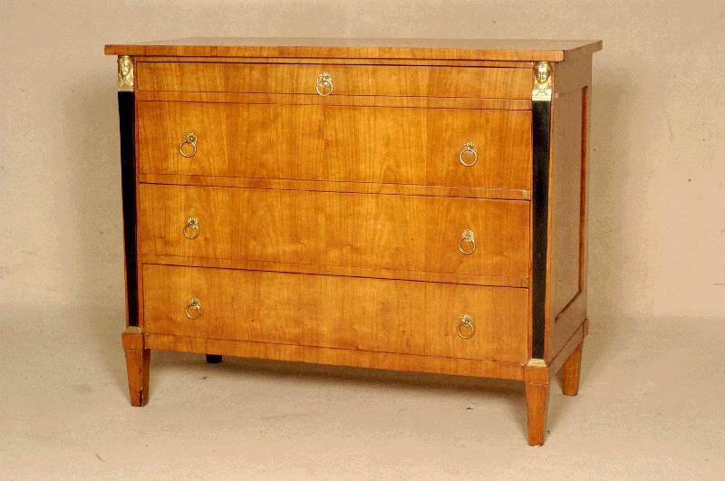 Kommode, wohl deutsch, um 1910/20, Kirschbaumfurnier, klassizistischer Stil mit ebonisierten seitlichen Pilastern, Messingbasen und gegossenen ...