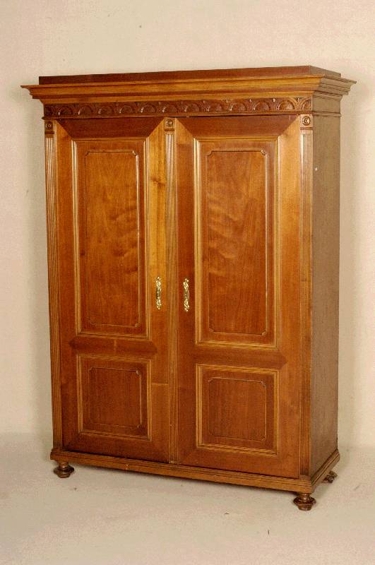 Kleiderschrank, wohl deutsch, um 1910/20, Nußbaumfurnier, zweitÜrig, in der Front mit geschnitzten Zierelementen, original Schloß und ...