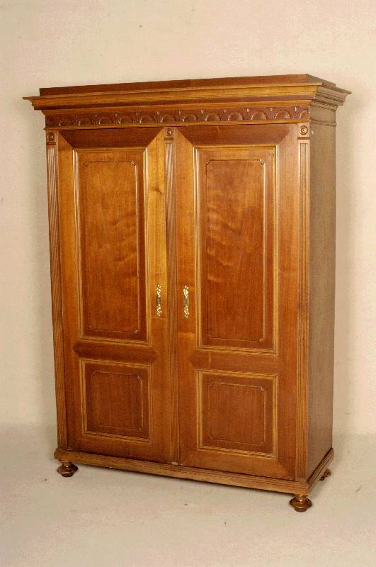 Kleiderschrank, wohl deutsch, um 1910/20, Nußbaumfurnier, zweitÜrig, in der Front mit geschnitzten Zierelementen, original Schloß und ...