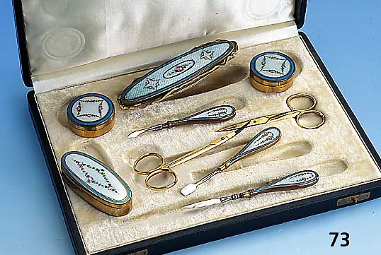 PedikÜre/ManikÜreset, deutsch um 1925/30, Metall teilvergoldet, Schauteile guill. und polychrom emaill., 2 Scheren,Gebr.- Spuren, sammelw., ...