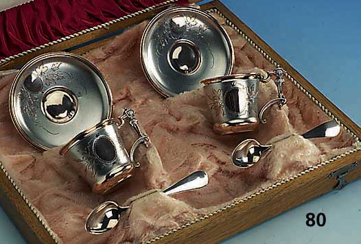 Prunktassenpaar, Österreich um 1880/90, 800er Silber, z.T. rotvergoldet, fein floral graviert, Kartuschen fÜr Monogr. frei, Meistermarke MG - ...