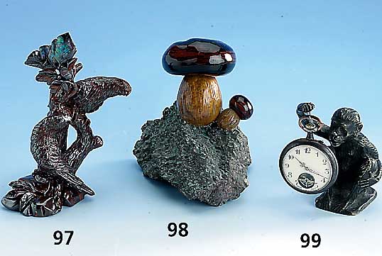 Skulptur aus Opalmatrix, vollplastische Darst. von 2 Papageien auf Ast, H ca. 15.5 cm