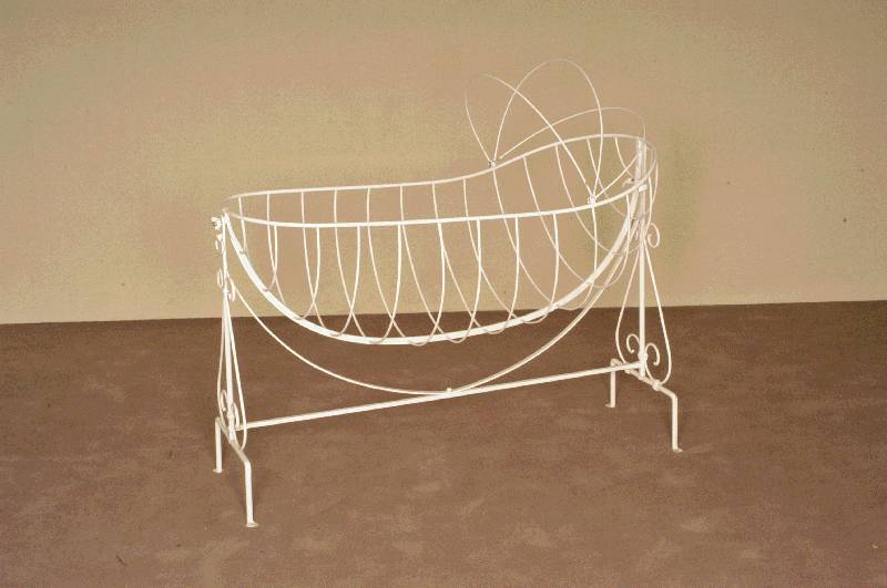 Kinderwiegenbett, wohl Frankreich, um 1880, Schmiedeeisen, frei verlÖtet, AnklÄnge aus dem Barockstil, weiße Fassung erneuert, Vorrichtung fÜr ...