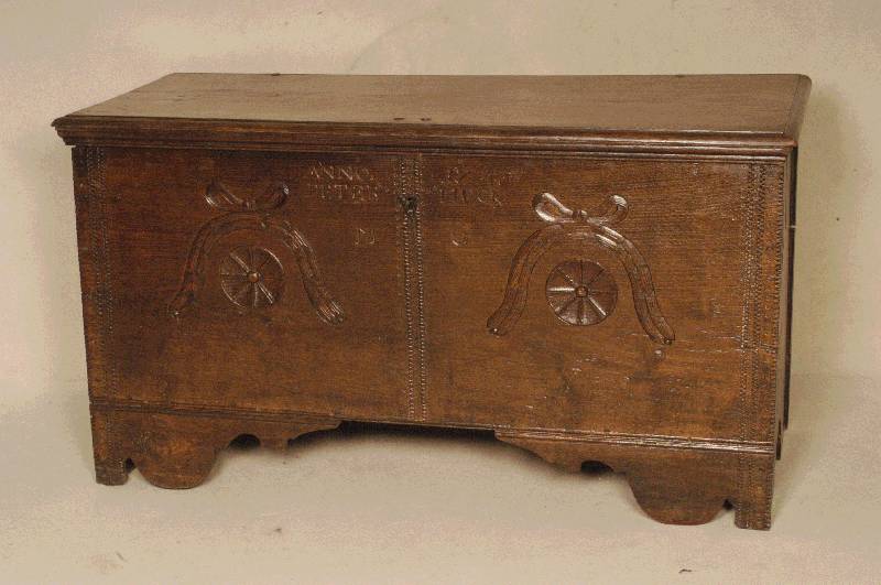 Truhe, sÜddeutsch, um 1800/30, Eiche massiv, Front mit Schnitzereien aus dem Vollholz, abstrakte Rosette und Freundschaftsschleifen und Lorbeer, ...