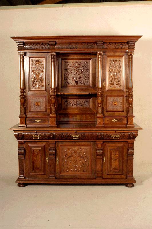 Aufsatzbuffet, deutsch, um 1880, GrÜnderzeit, Korpus Weichholz, Nußbaumfurnier, z.T. Wurzelnuß, Unterteil auf KugelfÜßen, 4-fach gestufte ...