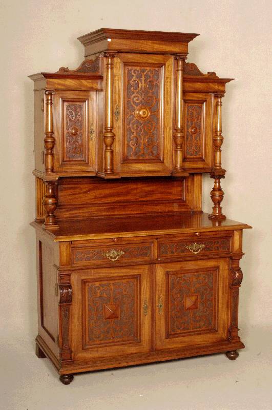 Aufsatzbuffet, deutsch, um 1860, GrÜnderzeit, Mahagoni z.T. furniert, auf KugelfÜßen, TÜrfÜllungen im geschnitzten, Oberteil mit ...