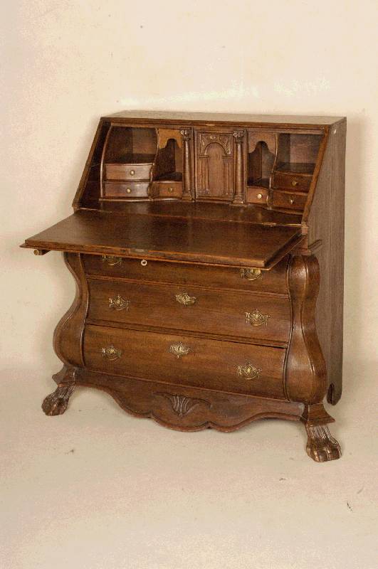 SekretÄr, Holland, um 1780, Barock, Eiche massiv, KlauenfÜße, horizontal gebogene Schubladen und SchrÄgklappe, Innenleben mit vielen ...
