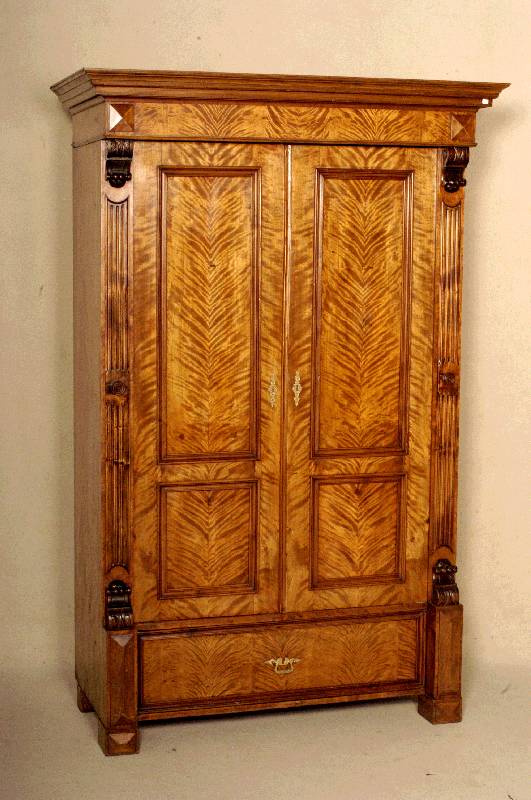 Kleiderschrank, wohl mitteldeutsch, um 1890, Front auf Rahmen gearbeitet, Korpus Weichholz, Birkewurzelfurnier, ausgesuchte Maserung, Lisenen 3-fach ...