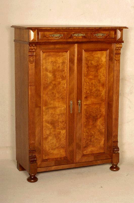 Vertiko, deutsch, um 1880, GrÜnderzeit, Korpus Weichholz, Nußbaumfurnier, Inlets mit schÖnem Wurzelnußfurnier, Lisenen gerillt, in Veluten ...