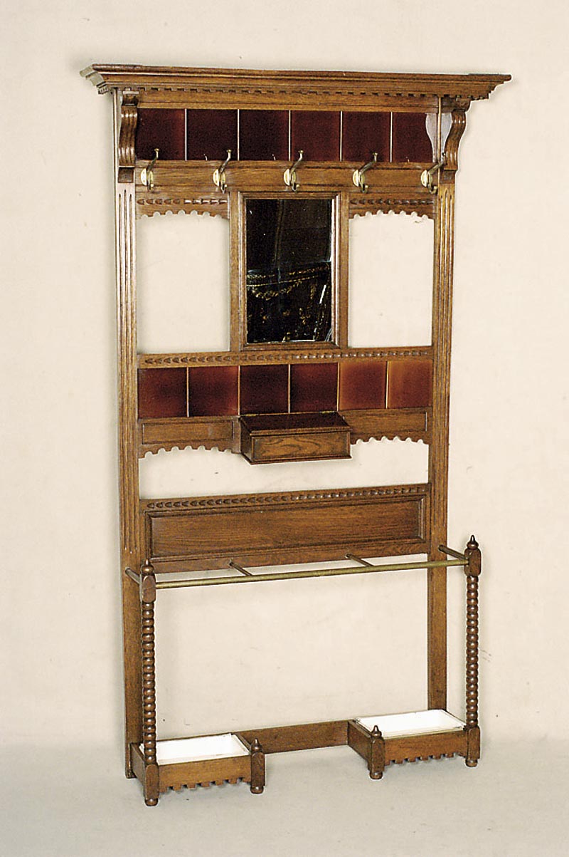 Flurgaderobe, deutsch, um 1905, Korpus Weichholz, Eichefurneir, aufgesetzte Schnitzerei, mit Rahmenleisten, Handschuhfach, SchirmstÄnder und ...
