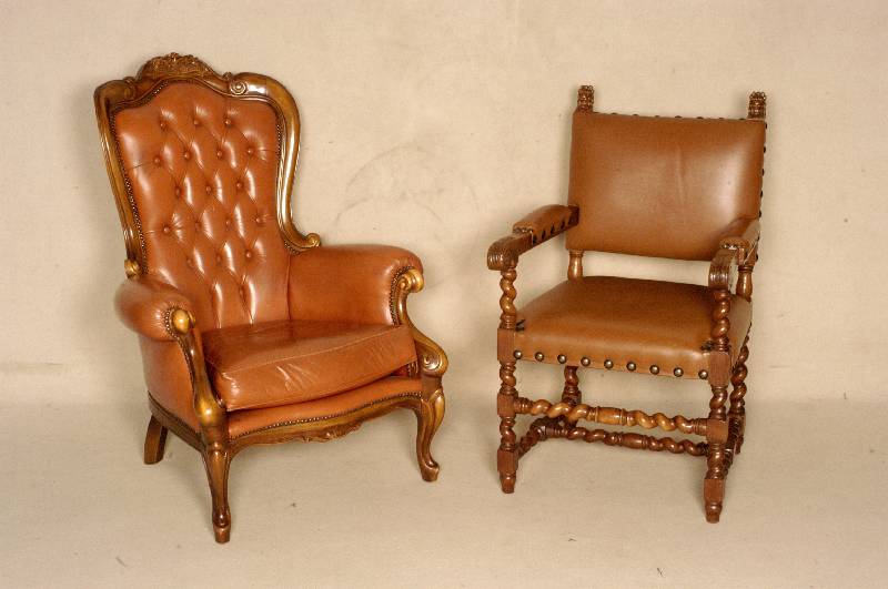 Ledersessel, Italien, um 1960, Louis-Philippe-Stil, Nußbaum massiv, gebogene Beine, Lederbezug, genoppt und geheftet, Gebrauchsspuren, ca. ...