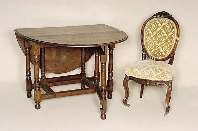 Oblongtable, England, um 1890, Eiche massiv, Eichefurnier, Beine aus dem Vollholz gedrechselt, seitlich aufklappbar, auch als Konsole verwendbar, ...