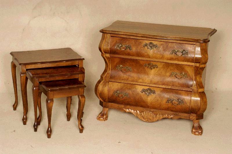 Barockstil Kommode, Holland, um 1960, Korpus Weichholz, lebhaftes Nußbaumfurnier, angedeutete TatzenfÜße, Zarge geschwungen, 3 SchubfÄcher, ...