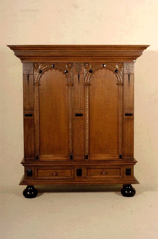Schrank, Holland, um 1960, wohl Utrechter Bogenschrank, Eiche massiv, balusterfÖrmige KugelfÜße, sehr schÖne Fußleiste 5-fach getreppt, 2 ...