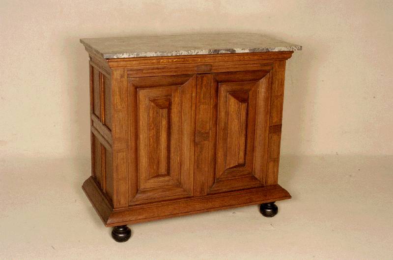 Kleiner Kissenschrank, Holland, um 1870, Korpus Weichholz, Eiche massiv, Eichefurnier, z.T. auf Rahmen gearbeitet, Kopf getreppt, Fuß passig, mit ...