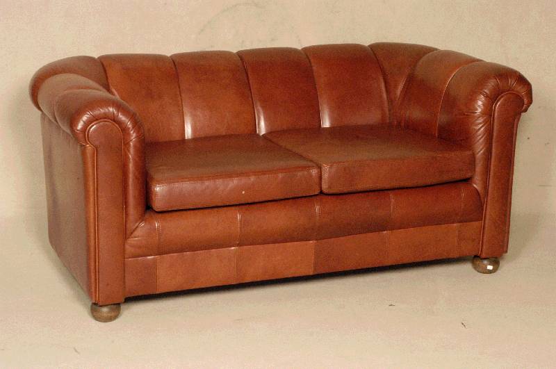 Ledersofa, England, im Stil von 1920, wohl Chesterfield, 4 KugelfÜße, brauner Lederbezug, geheftet, Gebrauchsspuren, wohnfertig, ca. 68x155x80 ...