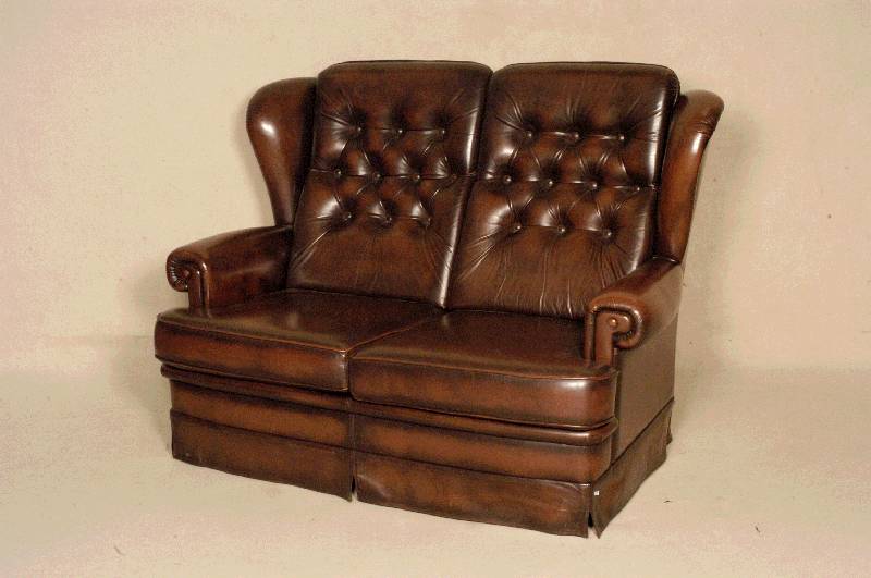 Sofa, wohl England, hochlehnig, lose Kissen, RÜcken genoppt und geheftet, rotbraunes Leder von guter QualitÄt, Gebrauchsspuren, ca. 104x138x90 ...