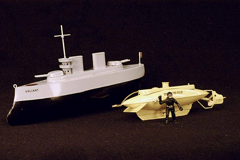 Schlachtschiff "Valiant", England, Sutcliffe, 30er Jahre, Blech, grau und schwarz lackiert schwarze Lackierung aufgefrischt, Federwerk, ...