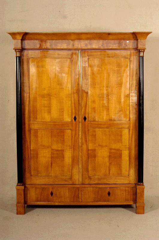Schrank, deutsch, um 1820, Korpus Weichholz, neu furniert mit Kirschbaum, eckige FÜße, unten 2 Schubladen, 2 TÜren, links und rechts gedrechselte ...