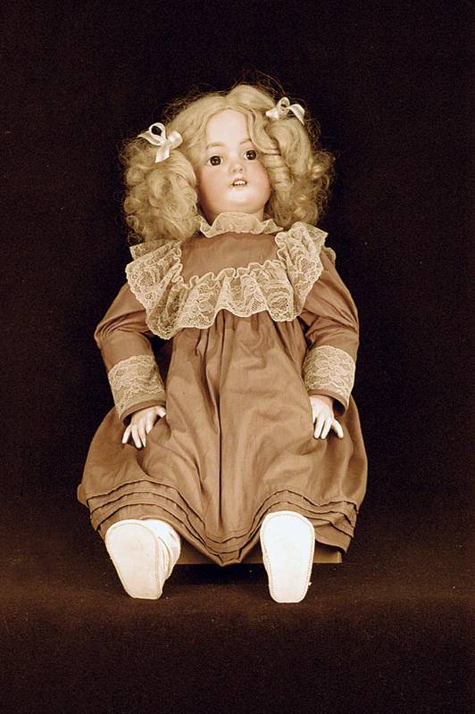 Große Porzellankopfpuppe, Simon & Halbig Nr. 1078, braune Glasaugen, offener Mund mit 4 ZÄhnen oben, durchstochene OhrlÄppchen, blondgelockte ...