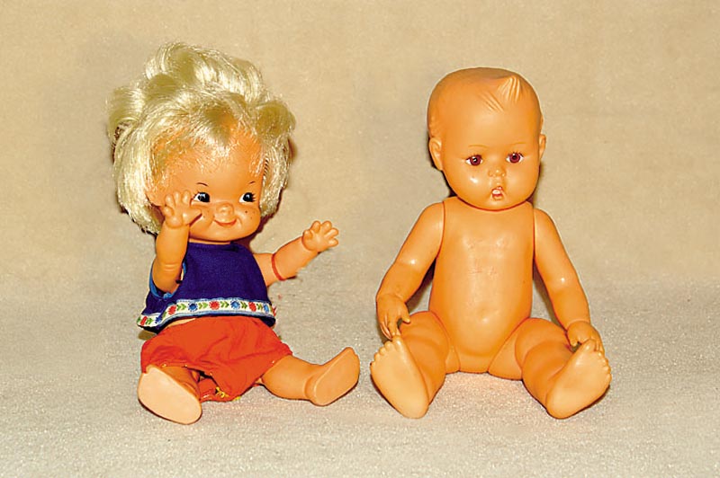 Gummipuppe, Hummel, Goebel, 1965-72, braune Glasaugen, offener Mund, zwei ZÄhne oben, bewegliche Glieder, l. Alters- spuren, H. ca. 26.5 cm