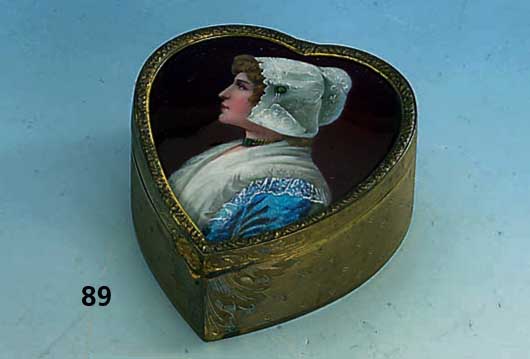 Dose in Herzform mit Email, Messing, Frankreich um 1900, transluzides Email auf Deckel, innen mit Samt ausgeschlagen, ca. 9 x 8 cm