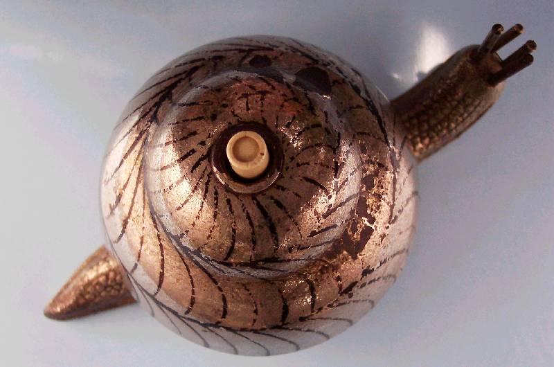 Tischklingel in Form einer Schnecke, sign. DRGM, Metall versilbert (berieben), 30er Jahre, durch Drehen des Panzers aufziehbar, L. ca. 10 cm