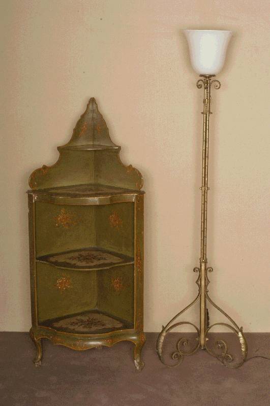 Stehlampe, Frankreich, um 1920, fein ausgearbeitete Eisenmontur gold gefaßt, mit reichem Zierwerk versehen, weißer Opalinglasschirm, ...