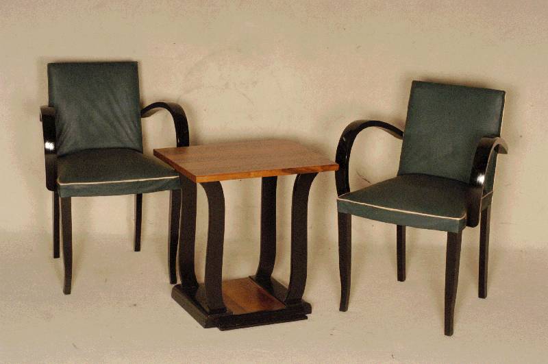 Salongruppe ArtDeco, Frankreich, um 1920, Ensemble von zwei ArmlehnstÜhlen und einem Clubtisch, ebonisiertes Hartholz sowie kaukasischer Nußbaum ...