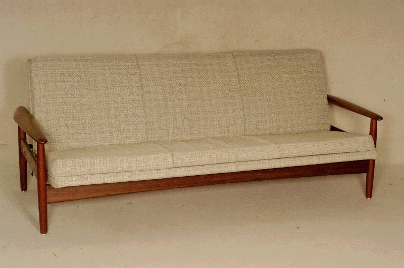 Design-Couch, Skandinavien, um 1960, in massivem Teakholz gearbeitet, mit zeittypischem Bezug, hochwertig in Material und Verarbeitung, ...