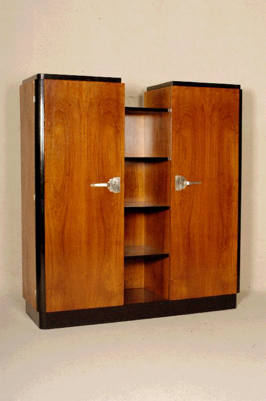 ArtDeco-Schrank, Frankreich, um 1920, kaukasischer Nußbaum gespiegelt furniert, ausgesuchtes Wurzelfurnier, Sockel und Kanten ebonisiert, ...