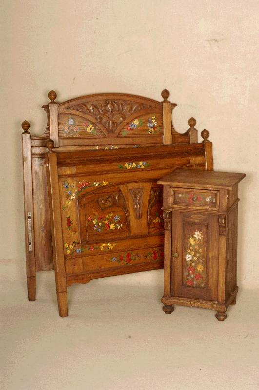 Nachttisch, deutsch, um 1880/90, GrÜnderzeit, Weichholz massiv, Kiefer bzw. Zierbelkiefer, Platte sekundÄr, aufgesetzte Veluten, KnÖpfe aus der ...