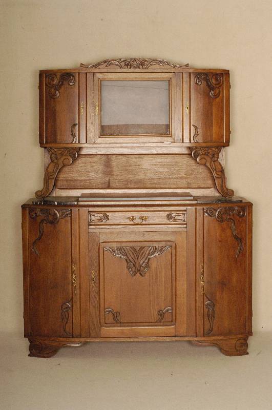 Aufsatzschrank, Frankreich, um 1935, Korpus Weichholz, Eichefurnier, Korpus leicht geschweift, Flachschnitzerei im floralen ArtDeco-Stil, ...