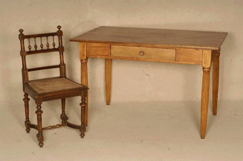6 SpeisezimmerstÜhle, Frankreich/Umkreis von Dijon, um 1885/95, Nußbaum massiv, reiche Drechselarbeit, Beine verschrÄnkt, Balustraden, original ...