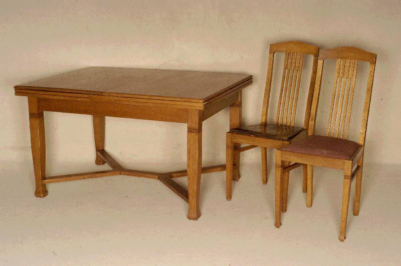 Jugendstilausziehtisch, deutsch, um 1905/10, Korpus Weichholz, Eiche und Buche, Eichefurnier, vierfach ausziehbar, FÜße verschrÄnkt, sparsame ...