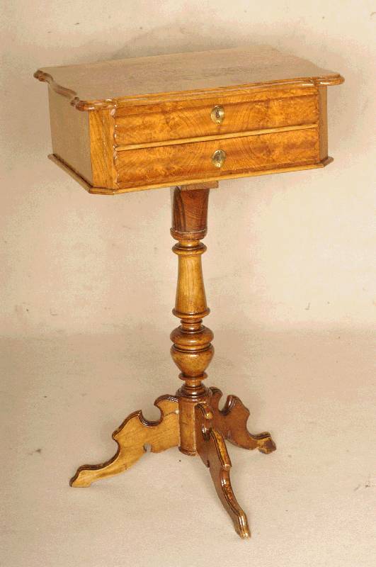 NÄhtisch, mitteldeutsch/wohl Leipzig, um 1870/80, RÜster bzw. Buche, auf Nußbaum gebeizt, Barockstil, 3 BrettfÜße, in sich 3-fach geschwungen ...