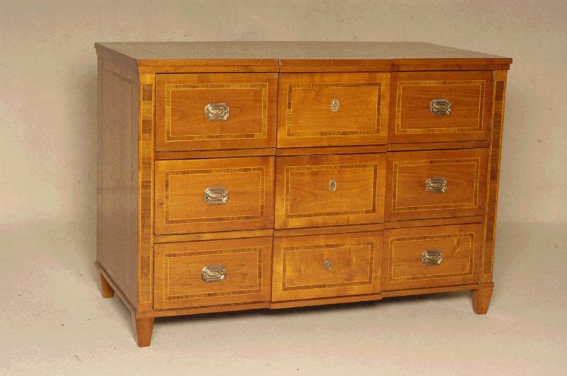 3-schÜbige Kommode, sÜddeutsch, Korpus um 1770/80, Weichholz, Kirschbaum massiv, Kirschbaumfurnier, Mittelteil sekundÄr, Band- bzw. ...